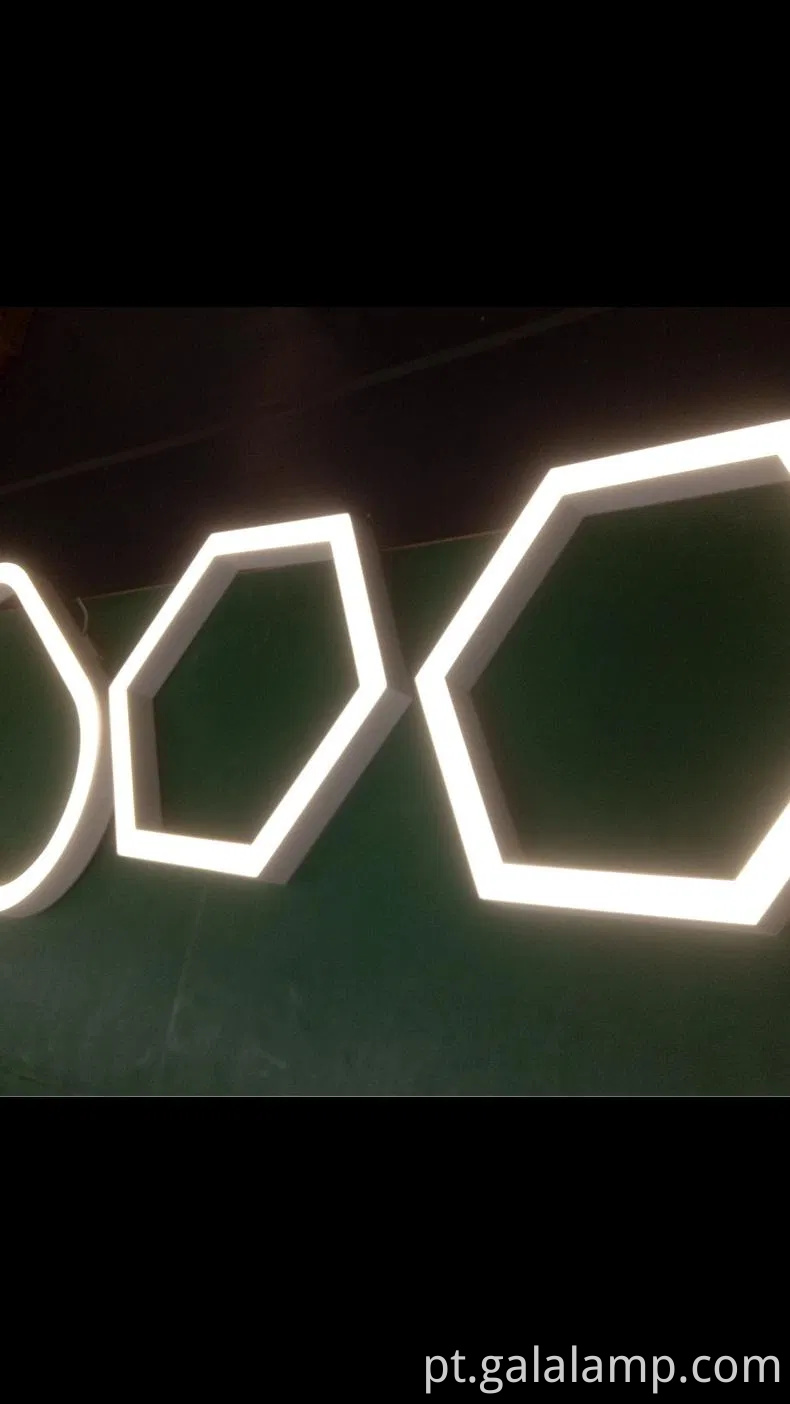 O elegante lustre liderado em preto e branco para espaços modernos